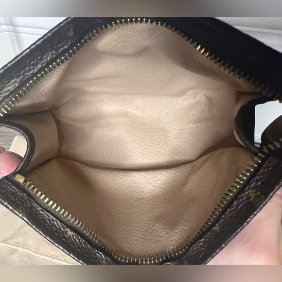 Louis Vuitton Monogram Poche Toilette 15 Cosmetic Pouch - Picture 9 of 10